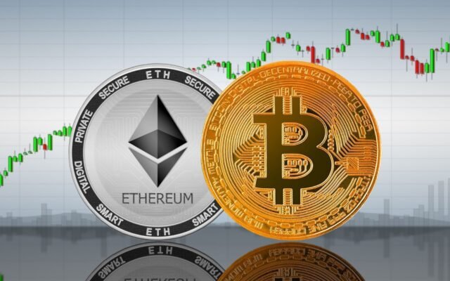 Liquidez de Bitcoin e Ether se recupera um ano após flash crash; altcoins ainda em risco