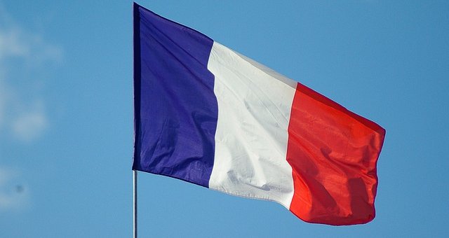 França aprova imposto sobre troca de stablecoins e taxa de saída para cripto