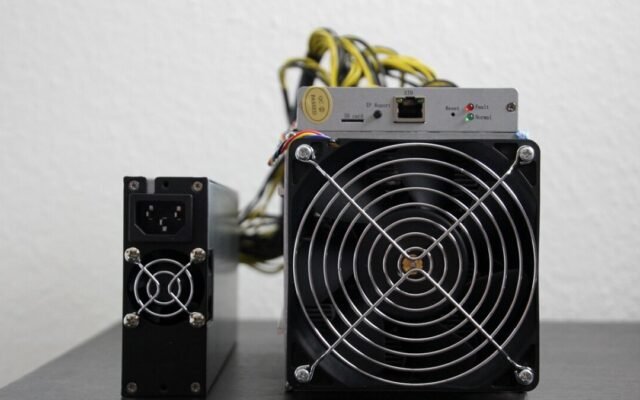 Golpista perde US$ 4,8 milhões em Bitcoin por carteira Ledger adulterada